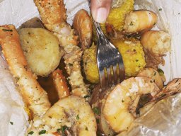 king-crab-house-chicago-boil-bag-shrimp-corn-potato-king-crab-sausage-garlic-sauce-1_20191010_1209420820
