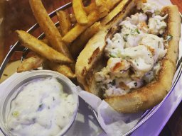 king-crab-house-chicago-mega-lobster-roll_20190306_1108649998