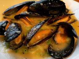 king-crab-house-chicago-steamed-garlic-mussels_20190605_1845939276