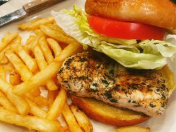 king-crab-house-cy-seasoned-chicken-sandwhich-fries_20191211_1664850860